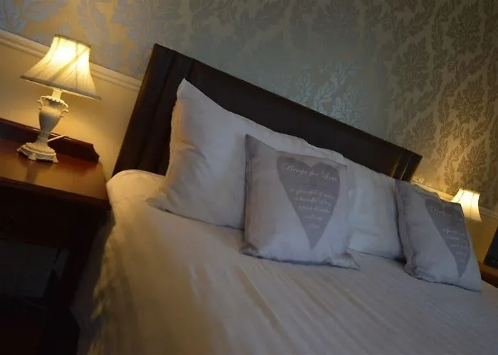 Ye Olde Fighting Cocks 4*