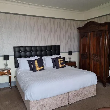 Ye Olde Fighting Cocks Hotel