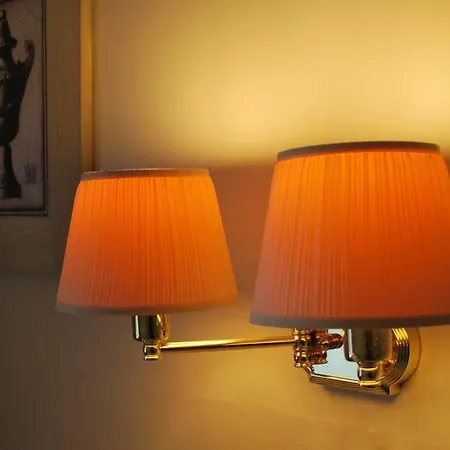 Ye Olde Fighting Cocks