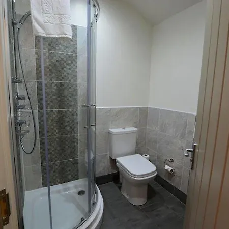 Ye Olde Fighting Cocks Hotel